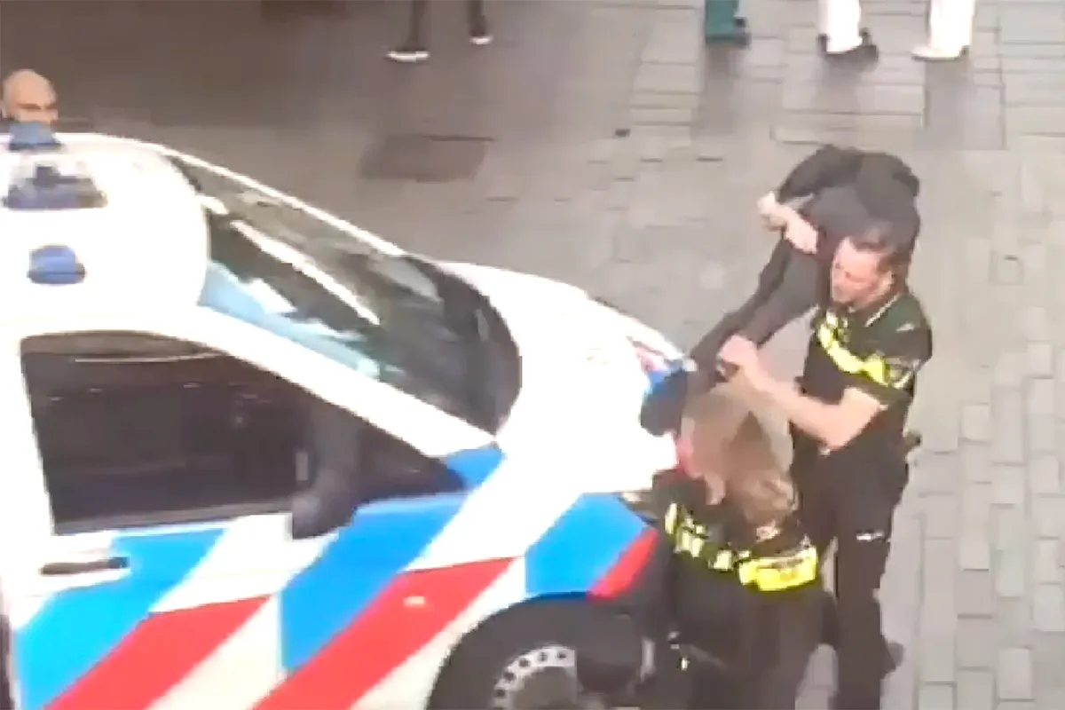 Ondertussen op de Lijnbaan: Hoppa, kom jij maar mee met Oom Agent