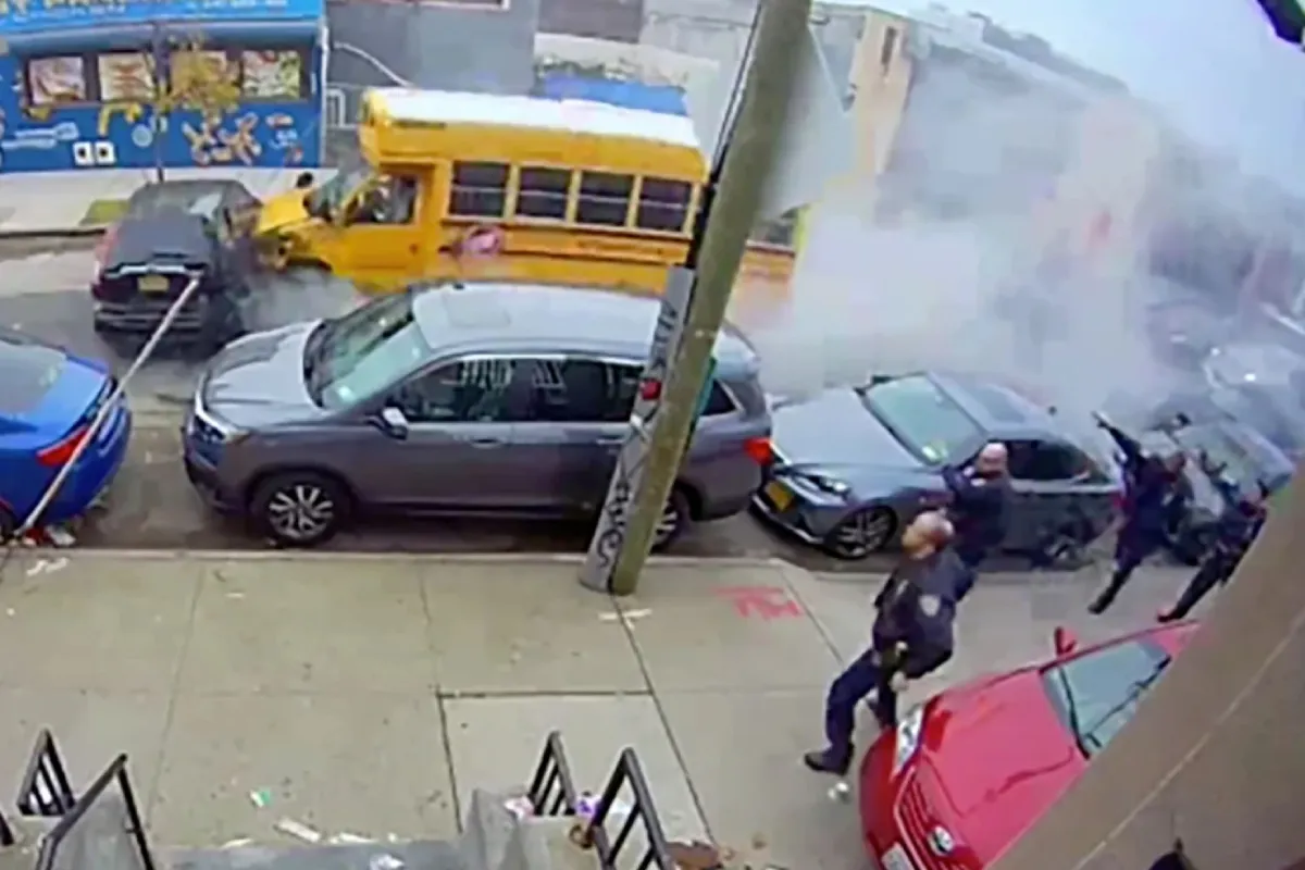 Gast steelt schoolbus om er vervolgens auto’s mee te rammen in New York