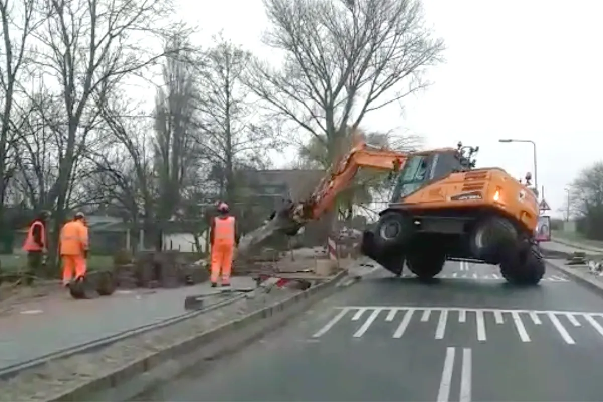 Boom uit de grond trekken met een graafmachine gaat niet zo goed