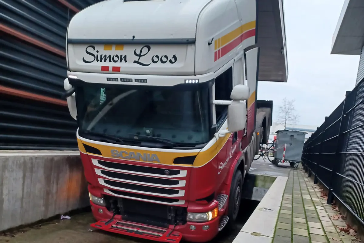 Chauffeur maakt klein foutje en parkeert vrachtwagen dan iets lager