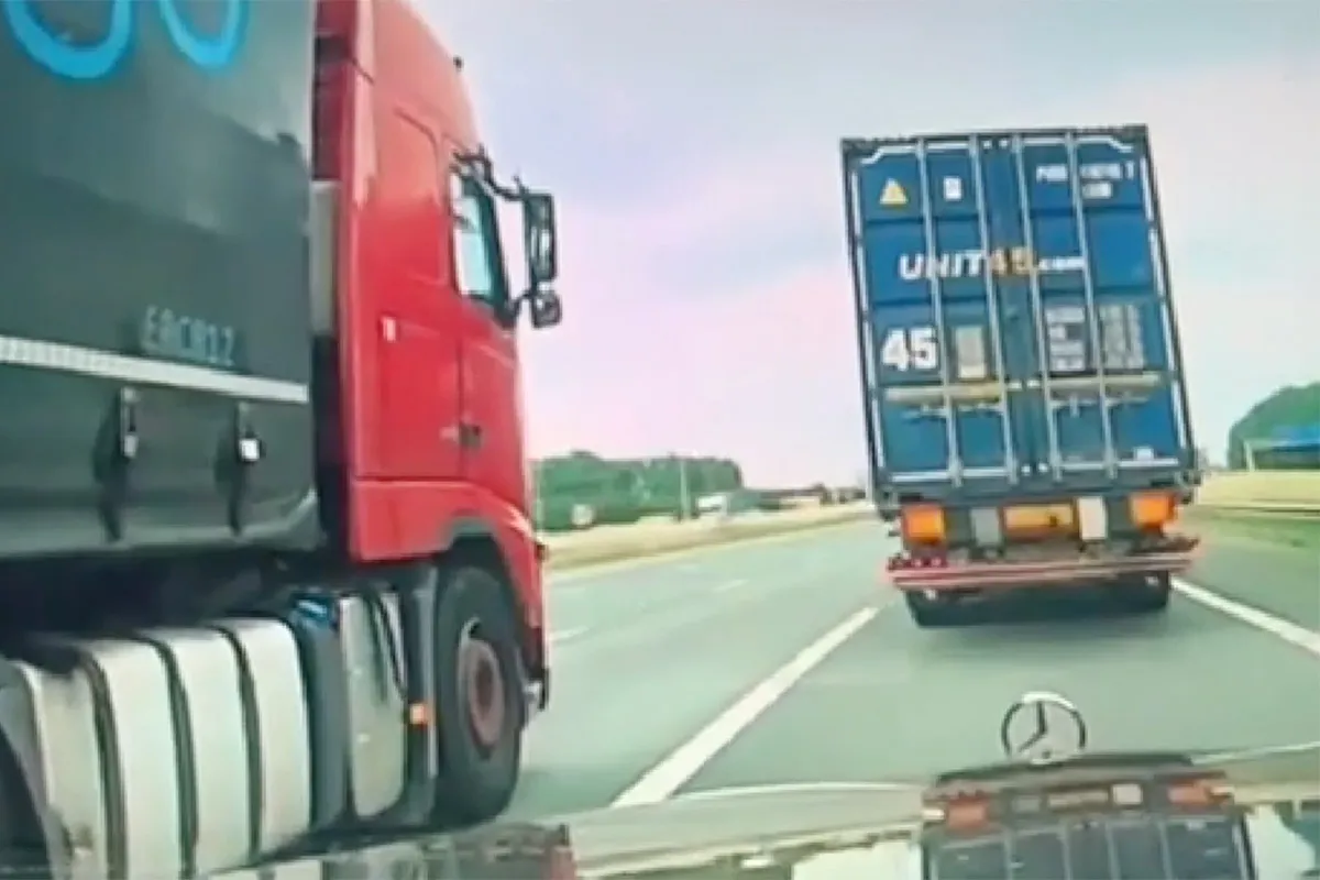 Ondertussen op de A4: Daarom moet je dus niet in dode hoek van vrachtwagen rijden