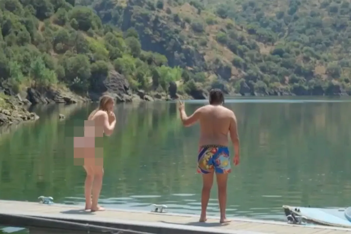 Rapper Sjaak heeft goed uitzicht op bikini Zangeres Maan