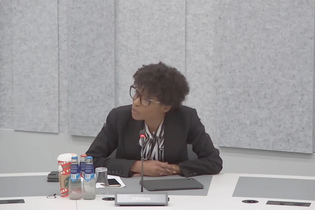 Sylvana Simons botst met voorzitter Ockje Tellegen: ’Het lijkt wel een kleuterklas hier’