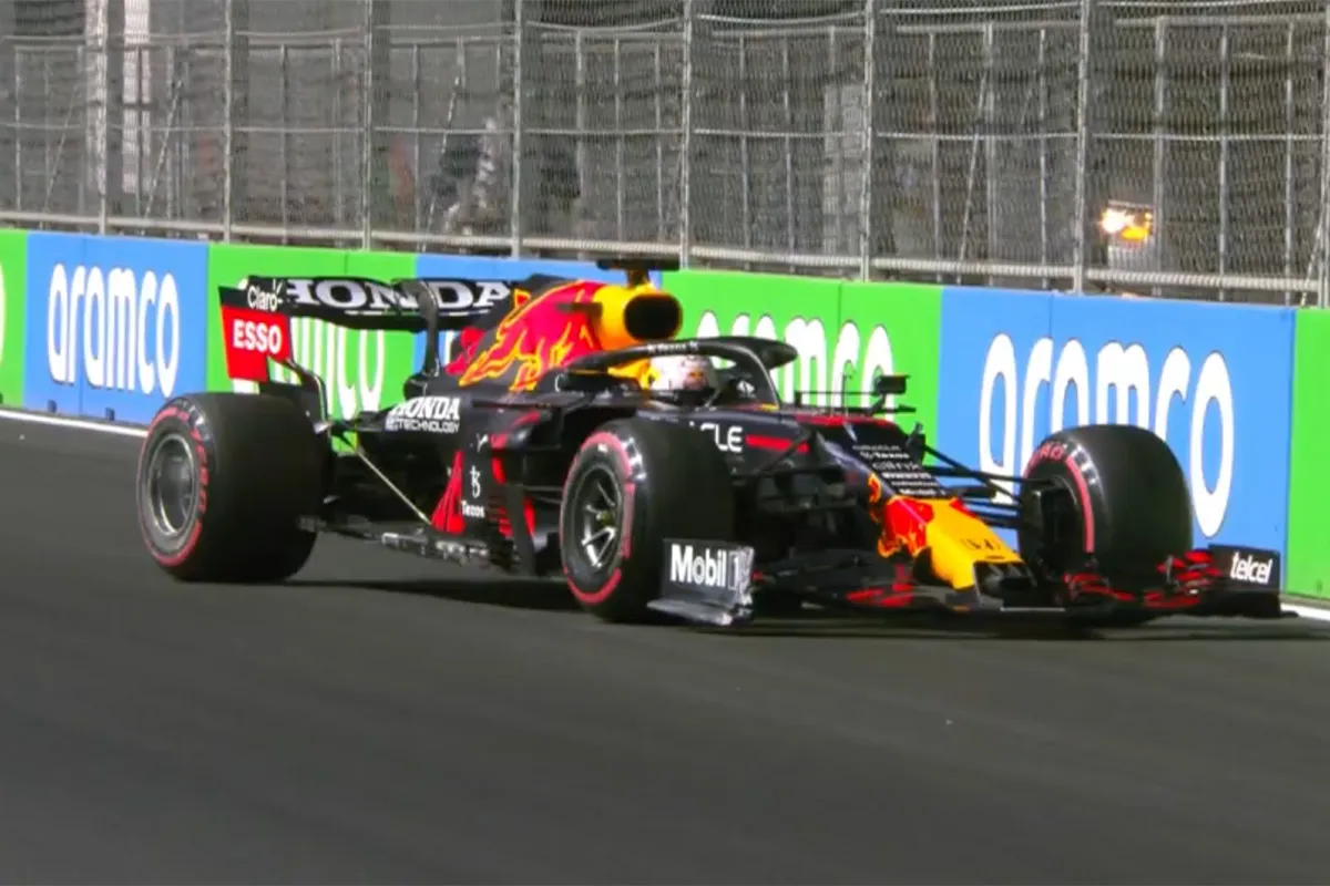Verstappen was onderweg naar Pole GP Saoedi-Arabië, maar raakt de muur