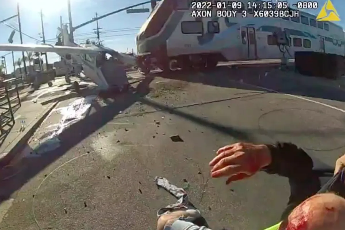 Agenten in Los Angeles redden piloot van spoor na vliegtuigcrash