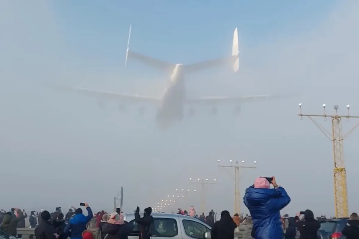 Ook in de mist blijft het grootste vliegtuig ooit gebouwd een bewonderenswaardig iets