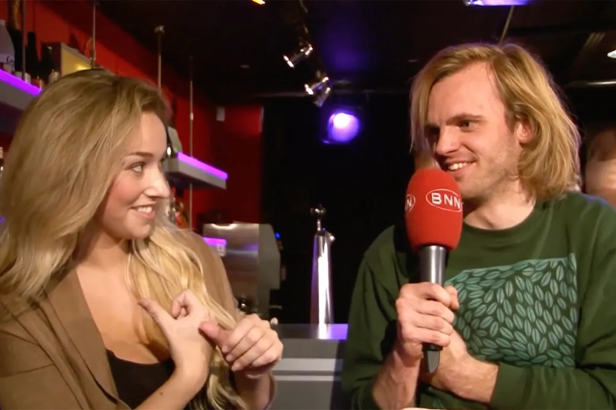 Beelden van interviews met pikante vragen van Tim Hofman van BOOS gaan viraal