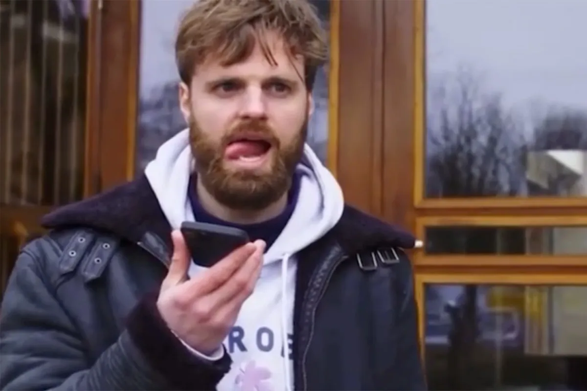 LOL! Ali B gaat helemaal los tegen Tim Hofman...