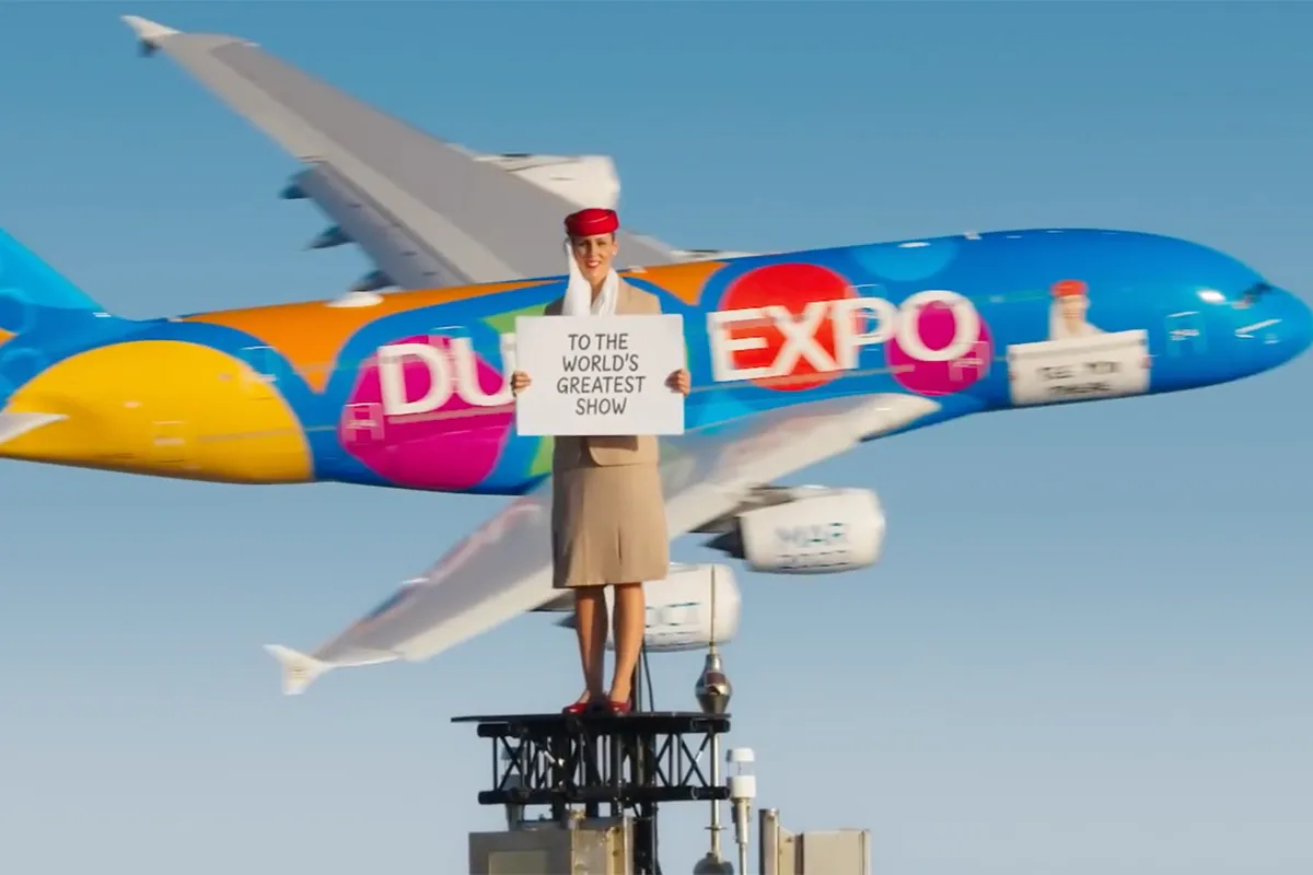 Emirates commercial met “stewardess” op 828 meter hoogte en een Airbus A380 om het af te maken