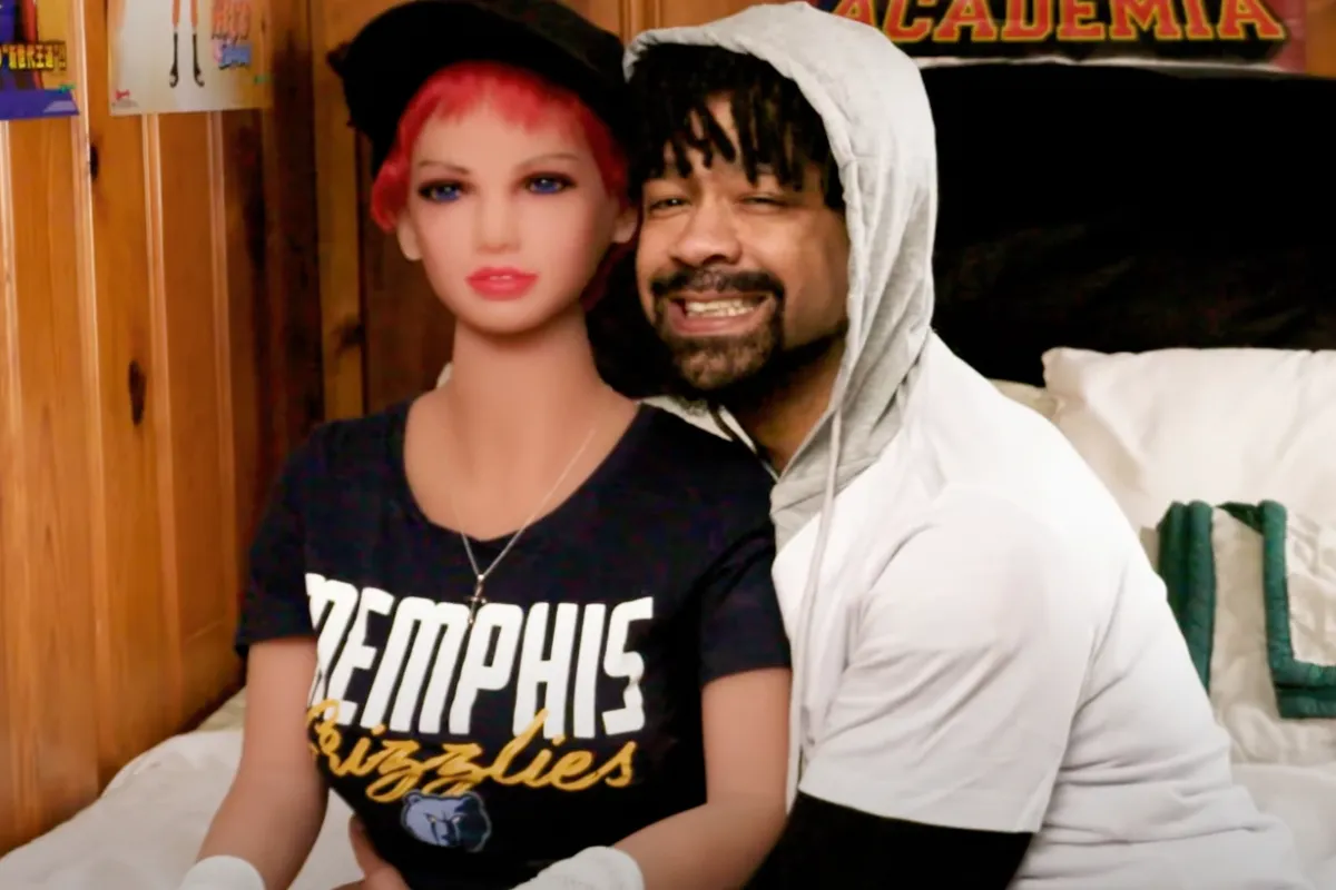 Jay Doll King Hefner heeft 4 poppen waar hij zijn leven mee deelt