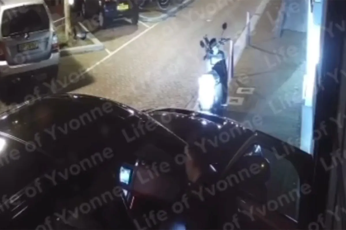 Beelden opgedoken van Lil' Kleine die hoofd vriendin Jaimie Vaes tussen deur auto klemt