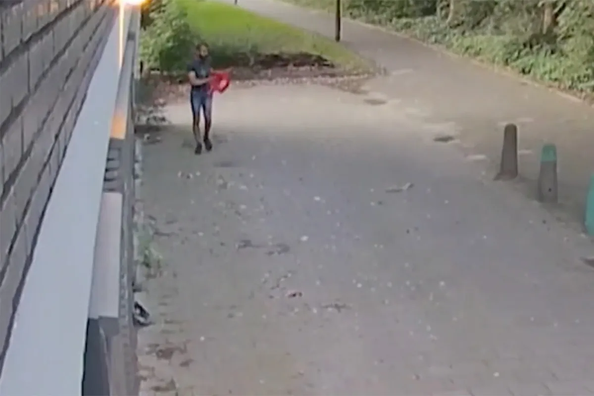 Kan gewoon: Man test een vuurwapen op straat in Amsterdam