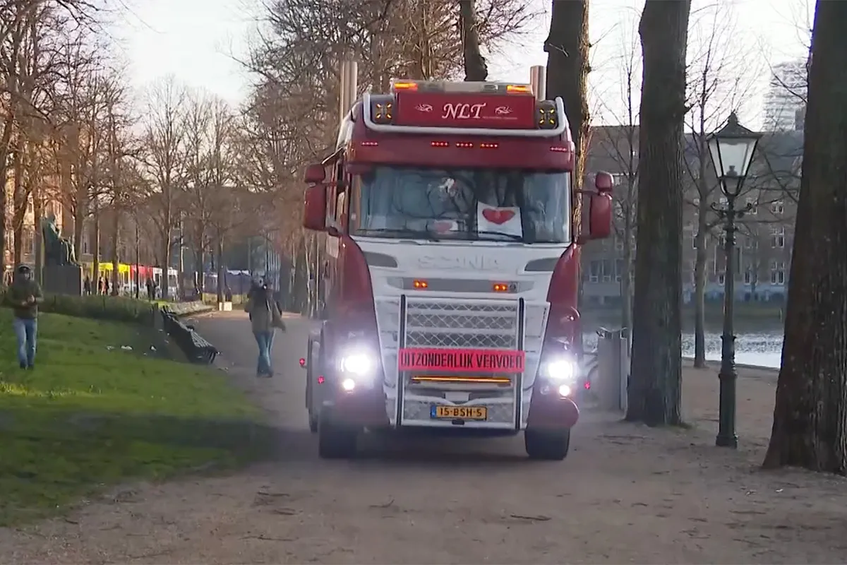 'Vrijheidskonvooi' zorgt voor veel verkeersoverlast in Haagse binnenstad