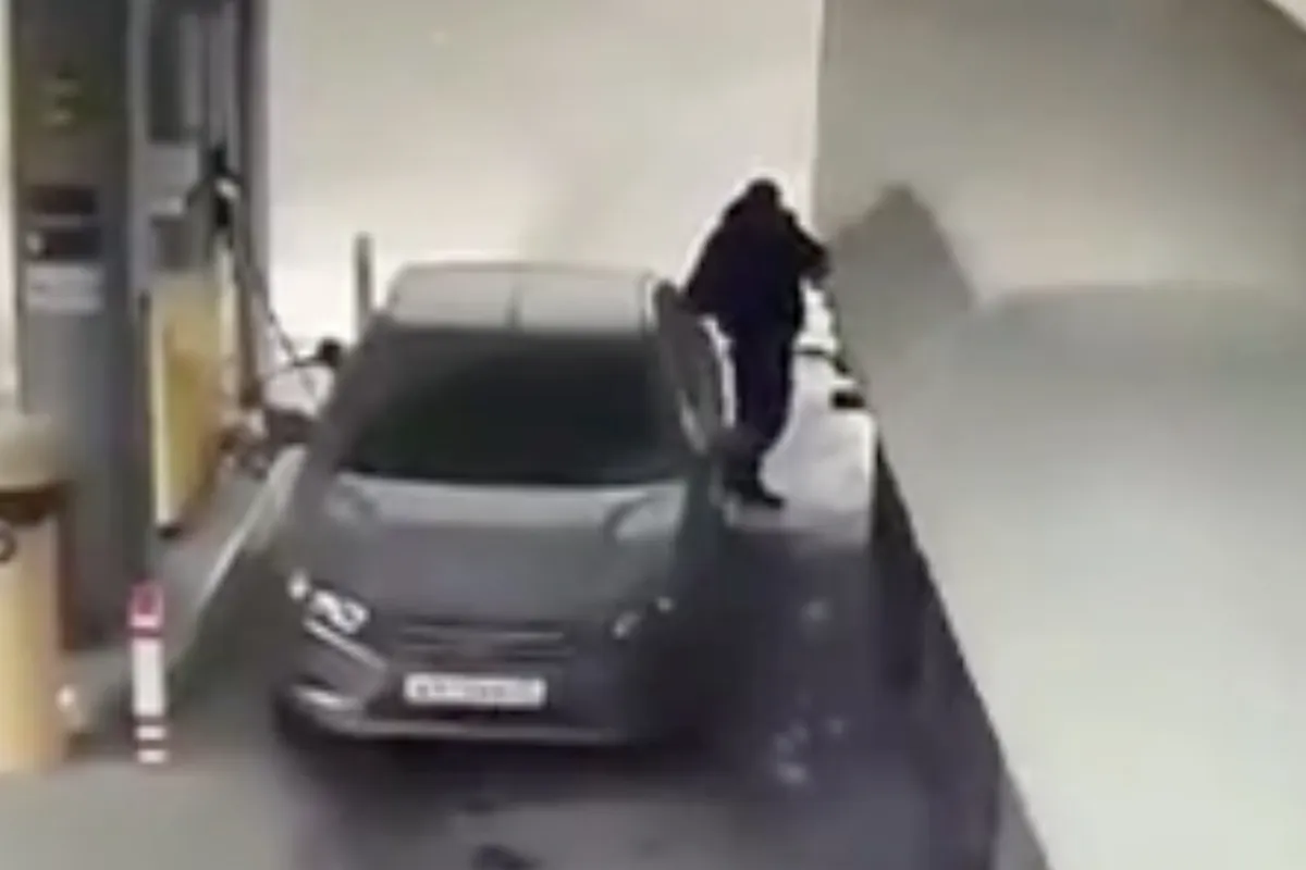 Man duikt tussen auto en vrachtwagen om schade te voorkomen