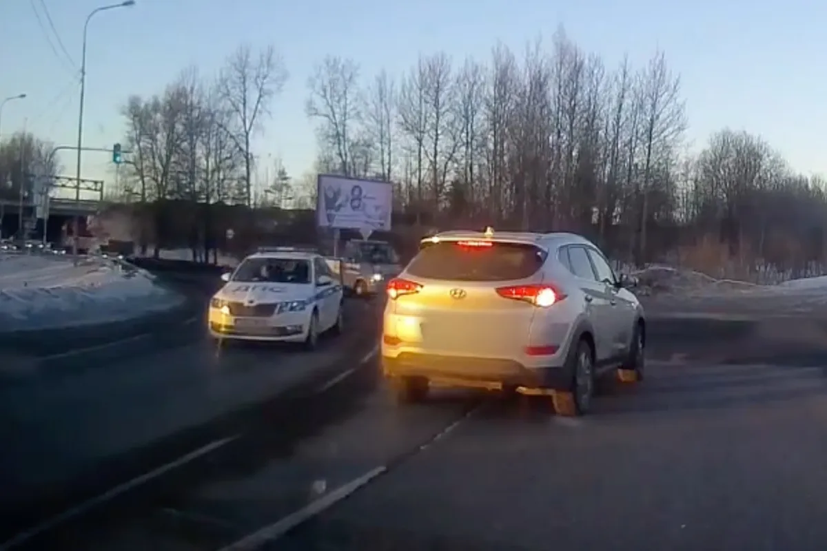Instant karma in het Russische verkeer is business as usual
