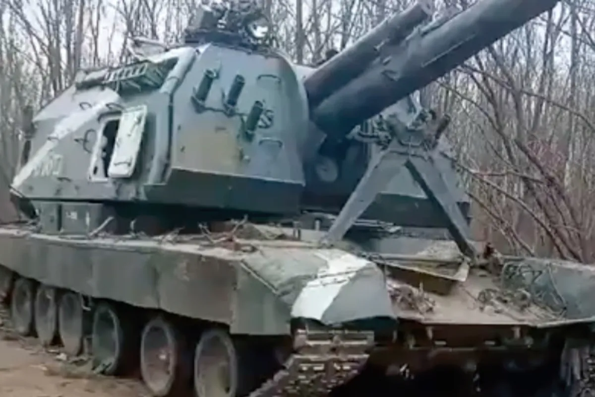 Russische 2S19 Msta howitzer vol bommen gevonden door Oekraïners