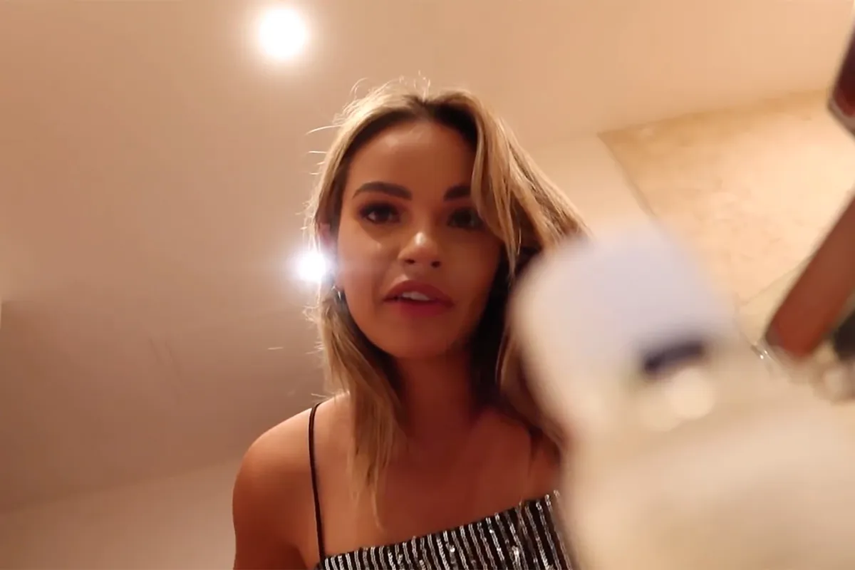 Oeps, Monica Geuze laat per ongeluk tepel zien in een van haar vlogs