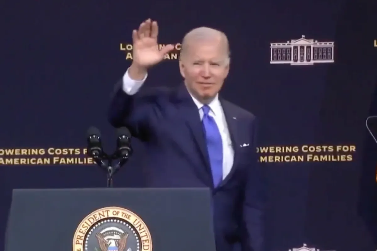 President Joe Biden is weer handen aan het schudden met niemand