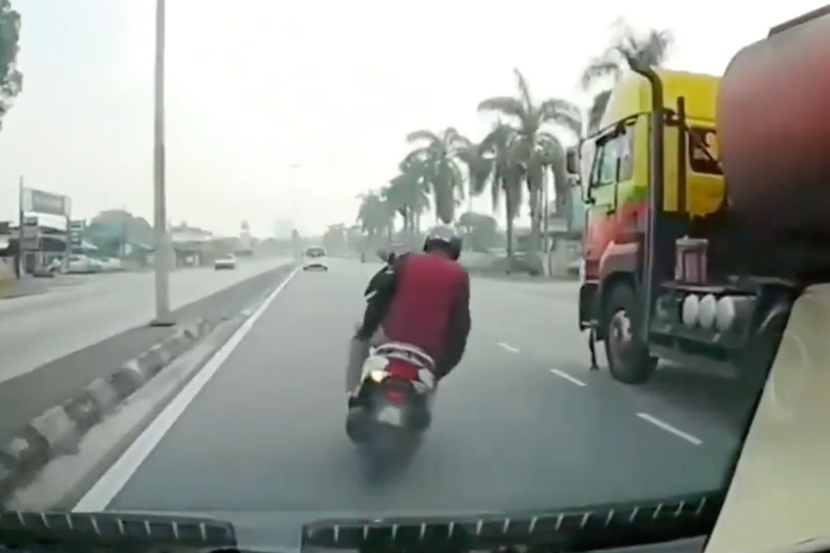 Scooterrijder ramt vrachtwagen en komt echt heel goed weg