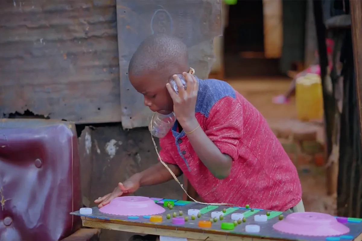 Heerlijke vrolijke videoclip van David Guetta remix Ameno Amapiano (You Wanna Bamba)