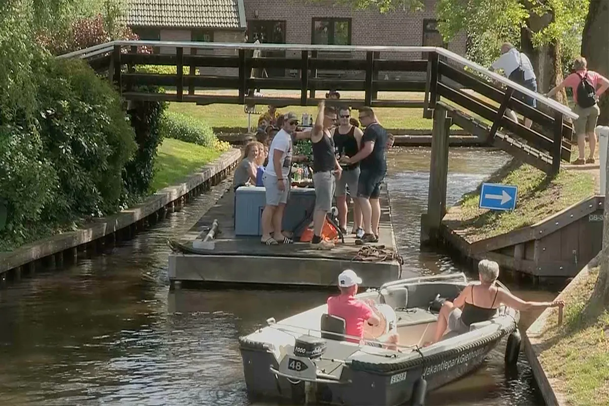 Ondertussen in Giethoorn: Bierbootje ramt huurbootje