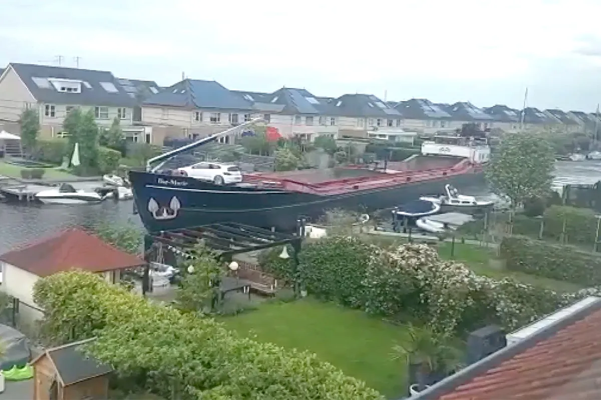 Video: Vrachtschip richt enorme ravage aan in woonwijk in Leeuwarden