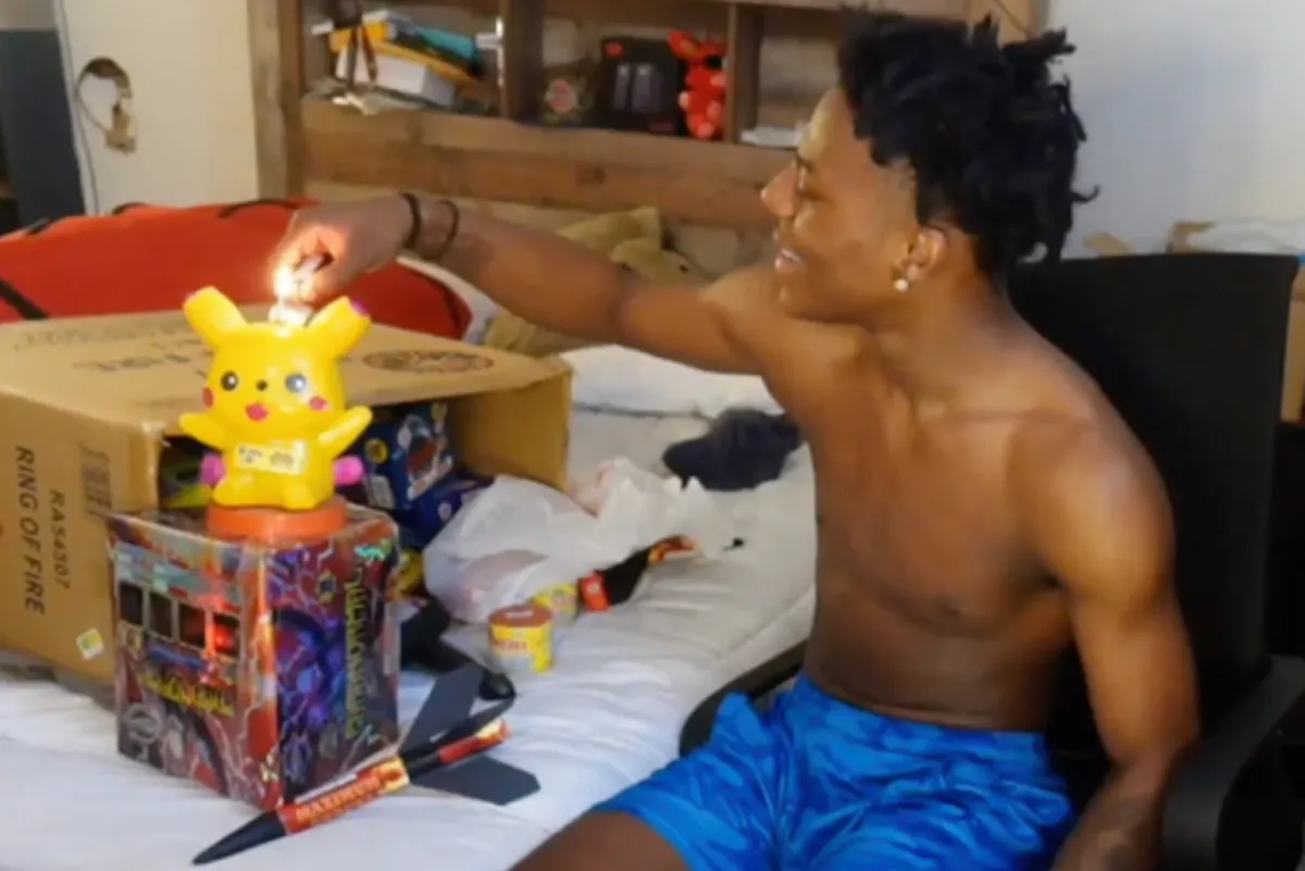 YouTuber IShowSpeed vierde Independence Day met vuurwerk in zijn slaapkamer, wat geen succes bleek