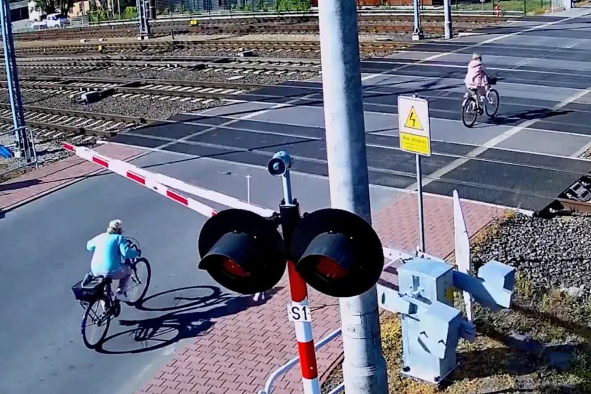 Poolse oma’s willen nog snel spoorwegovergang over er dat lukt er slechts eentje