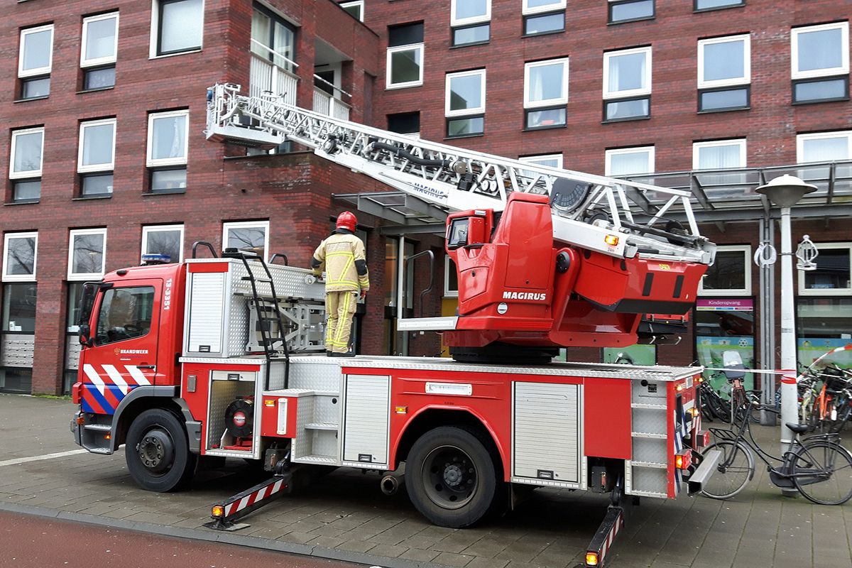 Hoogwerker brandweer te hard door de bocht en kantelt onderweg naar brand | VK Magazine