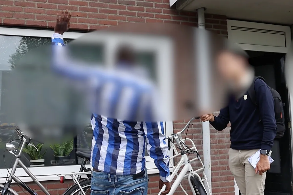 Gezellige confrontatie met 'dief' lokfiets: 'Wie ben jij om mij te filmen?!'