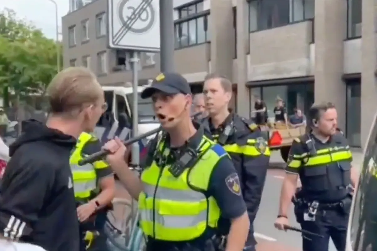 In Almelo is altijd wat te doen: Demonstranten en politie gaan met elkaar op de vuist