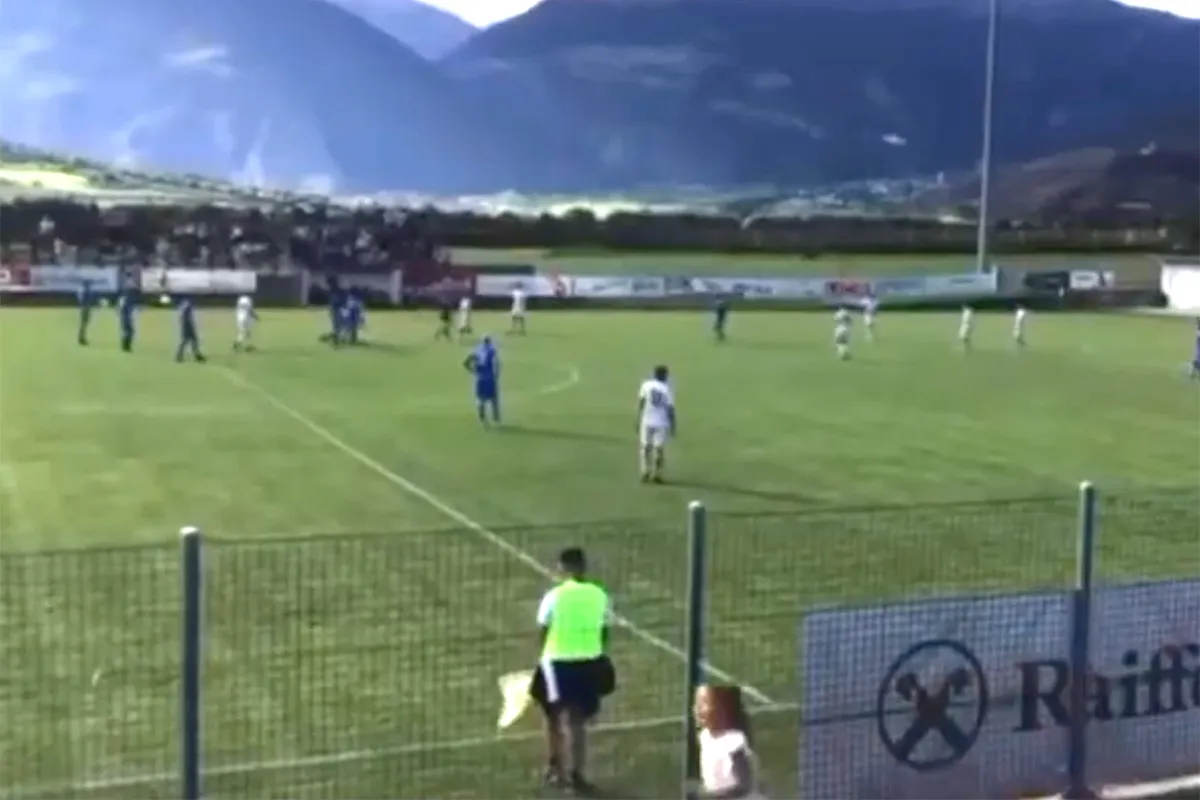 Ondertussen bij een voetbalwedstrijd: 'Mama ich muss kacken!'