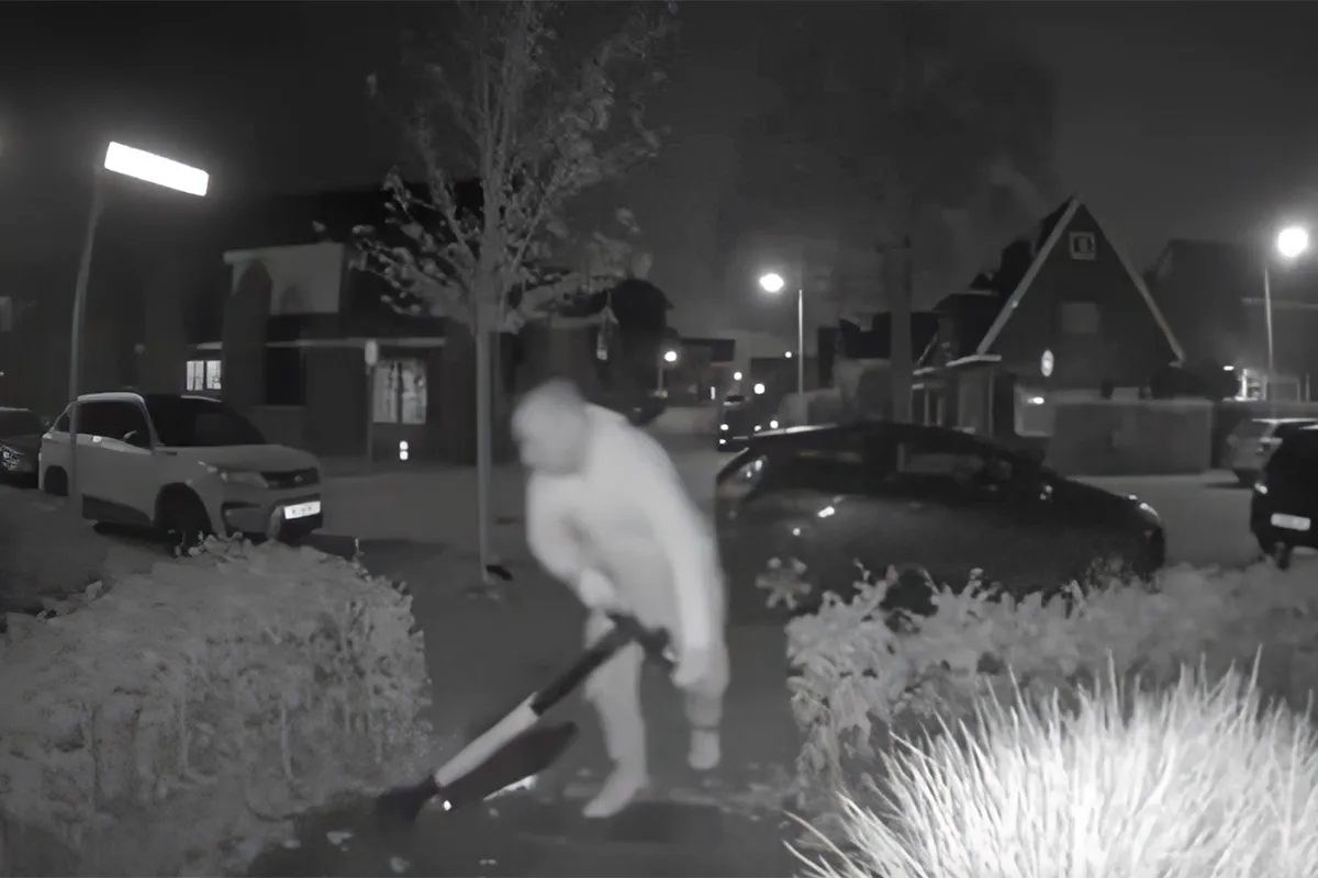 Met je e-step thuiskomen na avondje tanken is een hele uitdaging