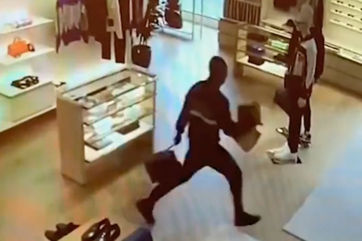 Knul helpt zichzelf knock-out tijdens smash-and-grab bij Louis Vuitton-winkel