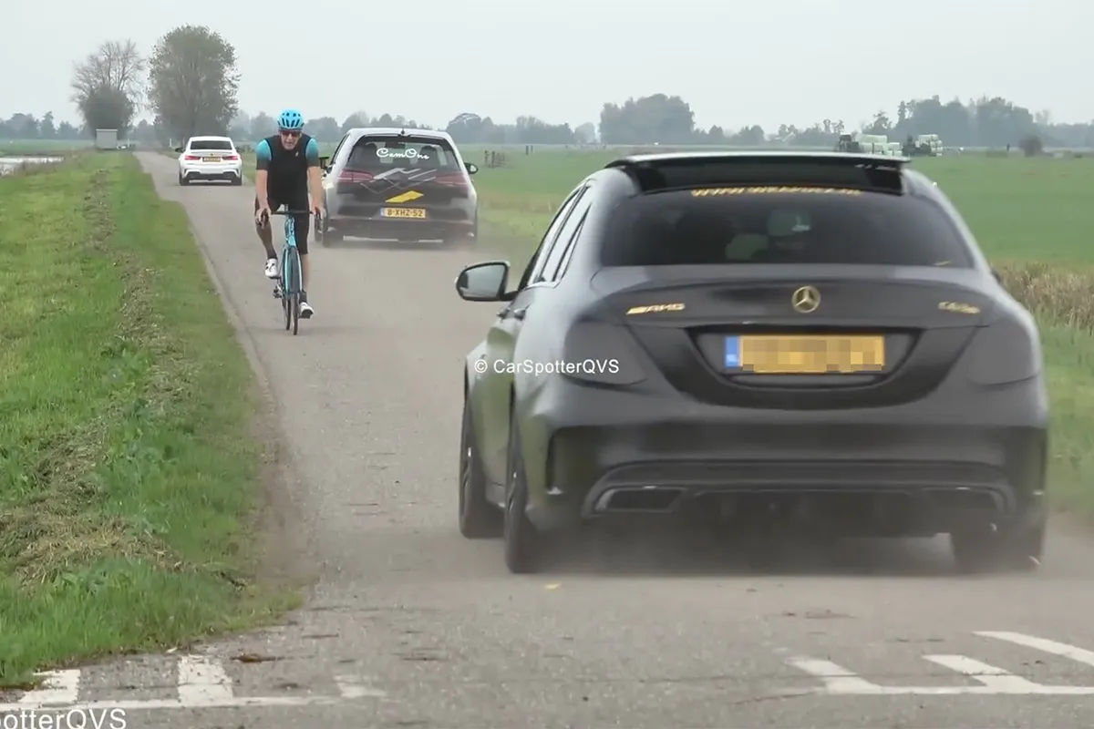 Gast in Mercedes AMG C 63 heeft het duidelijk niet zo op wielrenners