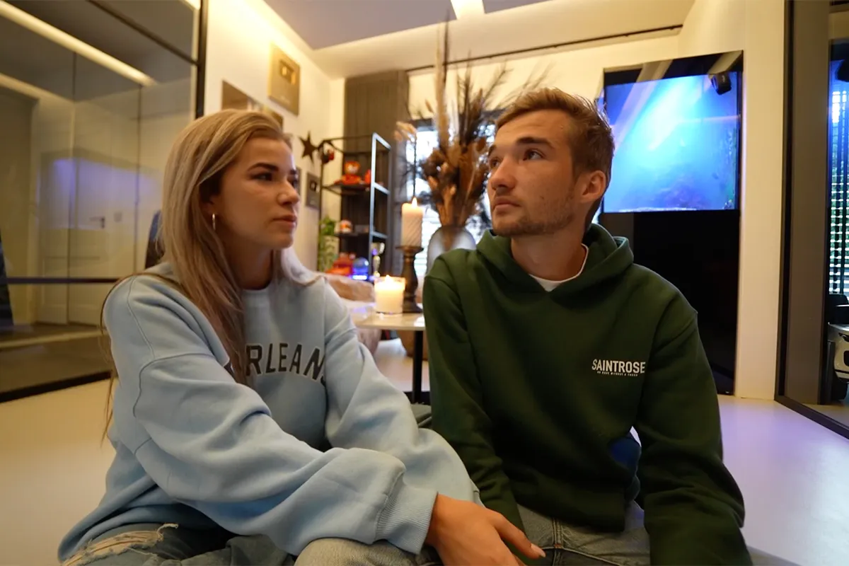 Gio Latooy en Jade Anna maken in emotionele video bekend dat ze uit elkaar zijn