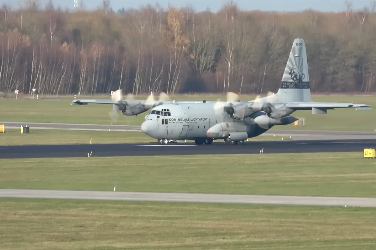 Motor Hercules-vliegtuig van Defensie valt uit en maakt voorzorgslanding op Vliegbasis Eindhoven