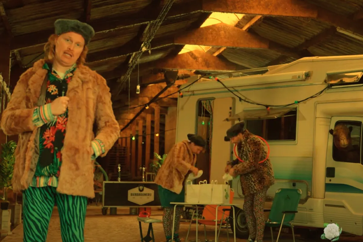 Carnavalshit 2023: De Kapotte Kachels zoeken naar Marco de Narco