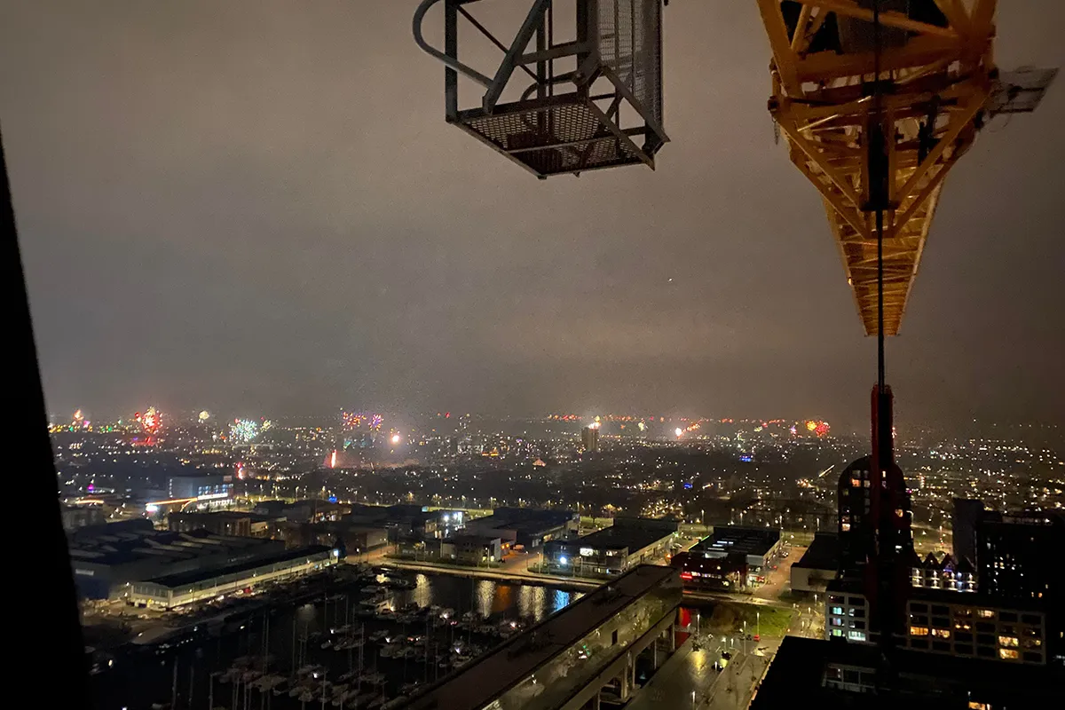 Illegale klimmer in kraan legt vast dat vuurwerkverbod Amsterdam niet heeft geholpen