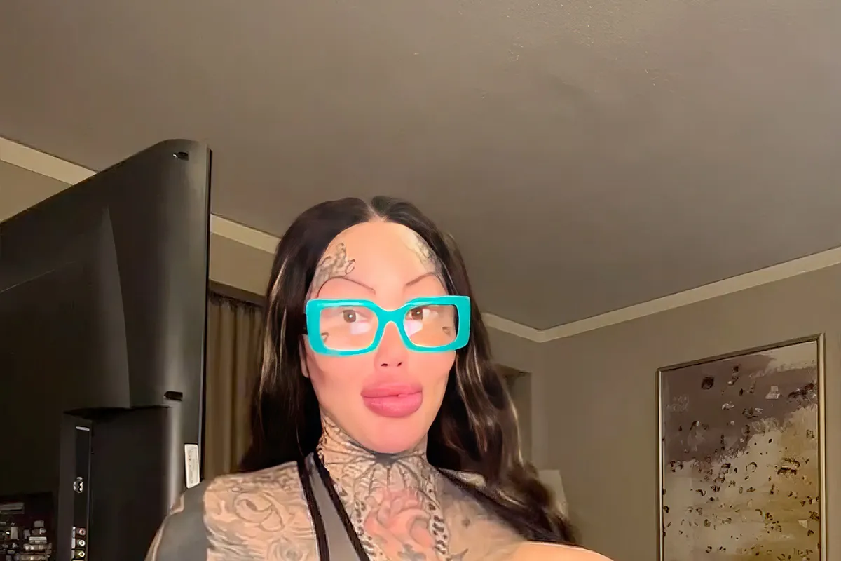 Borstimplantaat van Mary Magdalene is ontploft, noemt zichzelf 'Uni-Boob' model