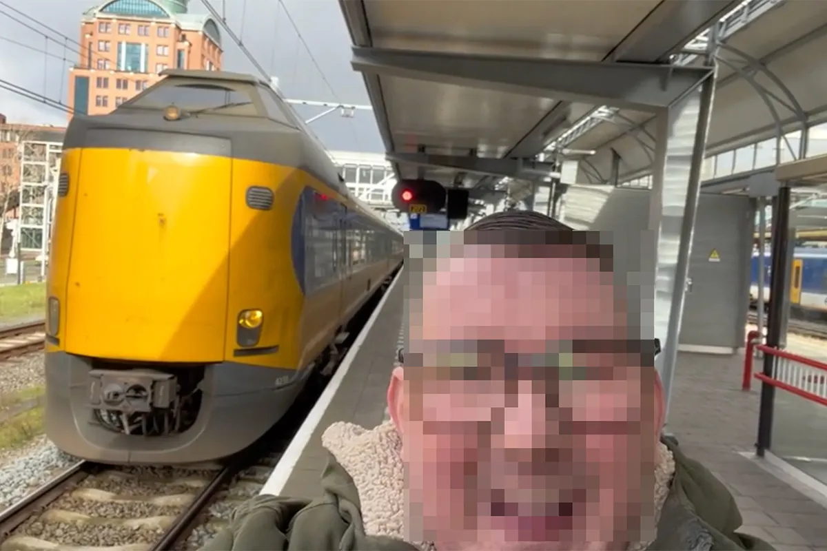 Treinspotter schrikt zich de tandjes als machinist treinhoorn aanzet