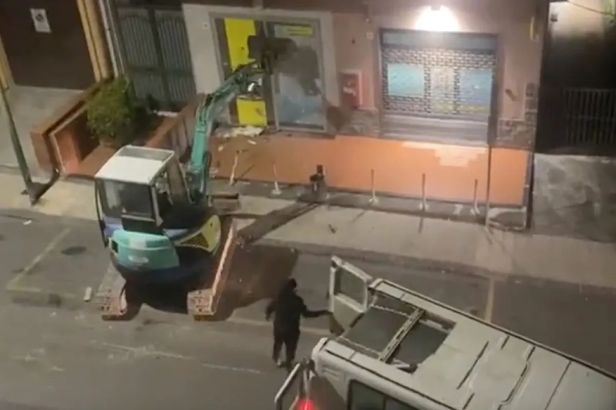 Pinnen op Sicilië met een graafmachine en een busje