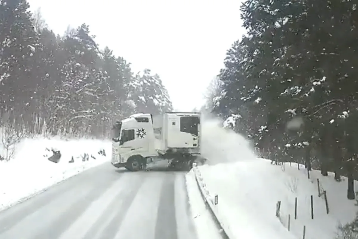 Sneeuwschuiver chauffeur ziet collega chauffeur op zich af komen glijden