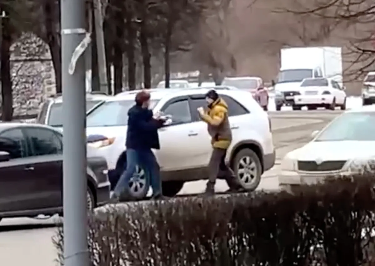 Verkeersruzie in het Russische Nizjni Novgorod escaleert net als je denkt dat het over is
