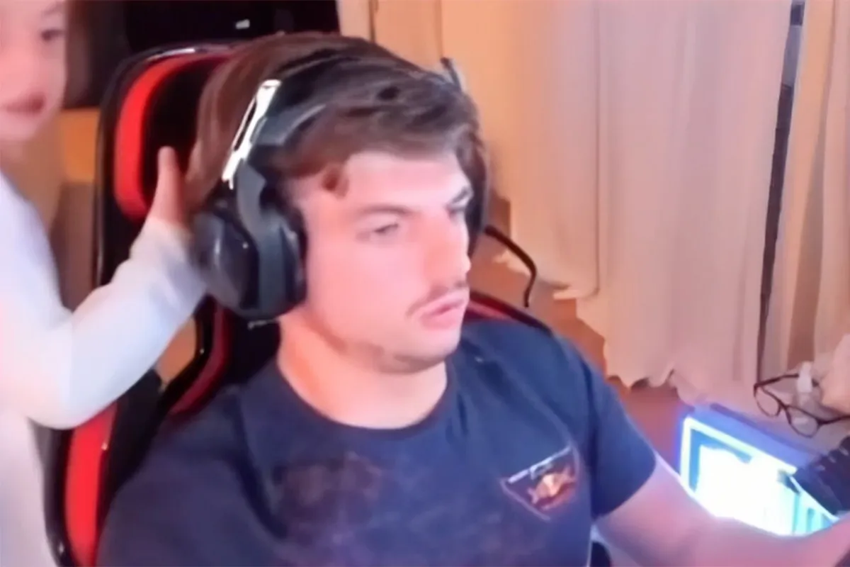 Stiefdochter Penelope komt Max Verstappen tijdens simrace halen om te spelen
