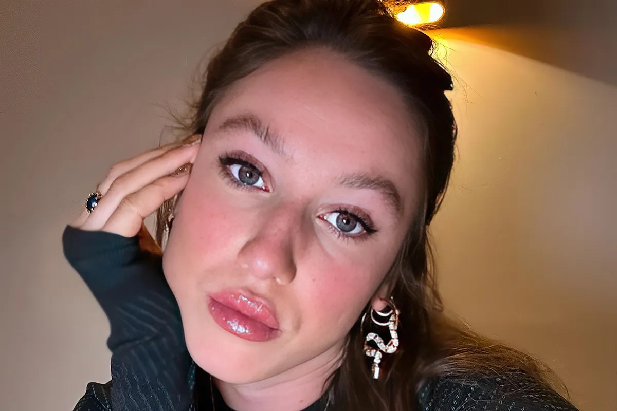 Suzanne Schulting heeft iets anders aan dan schaatspakje en dat staat haar ook goed