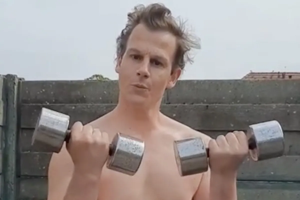 Rapper Sjors laat veel te veel van zijn atletische lijf zien in fitness video