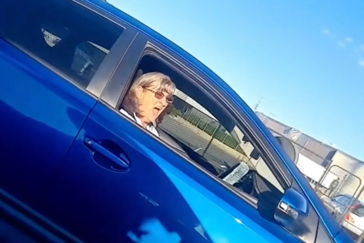 Karen klinkt als een Australisch autoalarm na incidentje
