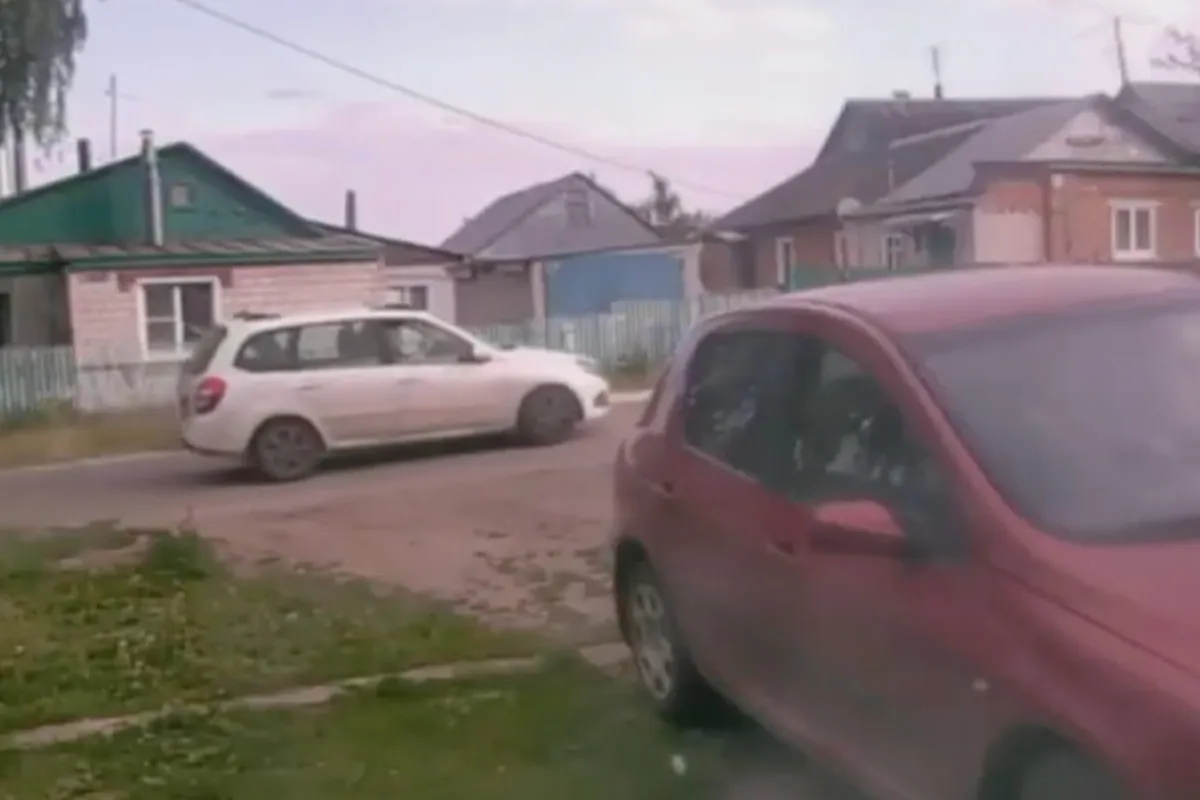 Aanrijding tussen auto en motor levert tenminste een mooie afsprong op