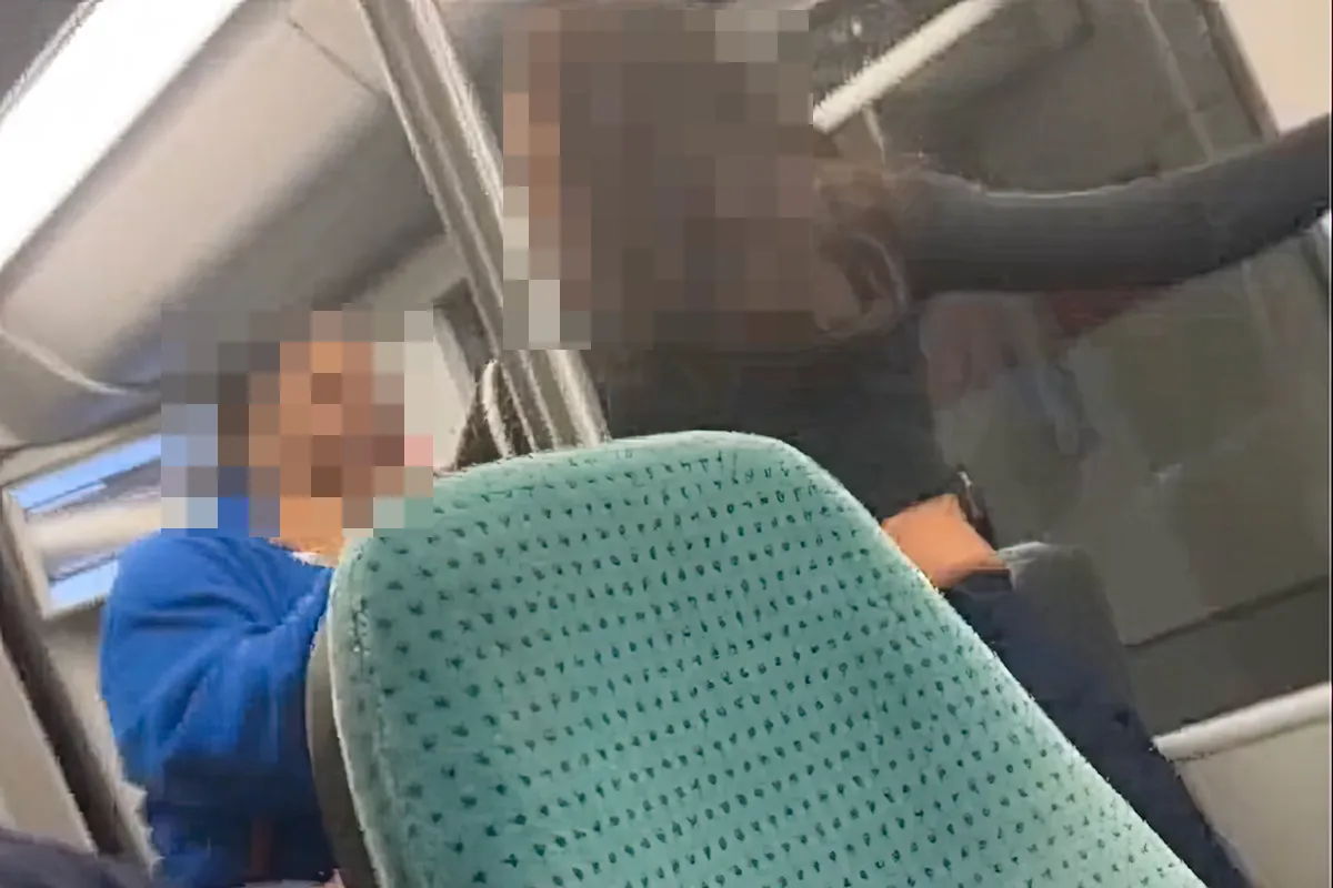 Niet gezellig, wel gastvrij tijdens ritje in de Rotterdamse metro: “ga zitten”